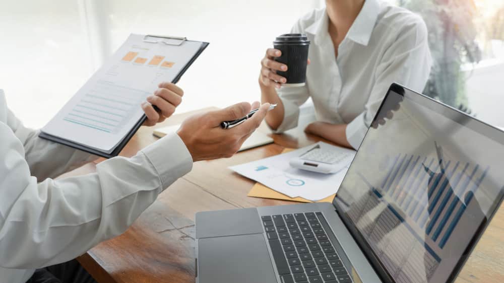 empresarios-hablando-discutiendo-reunion_mejorada